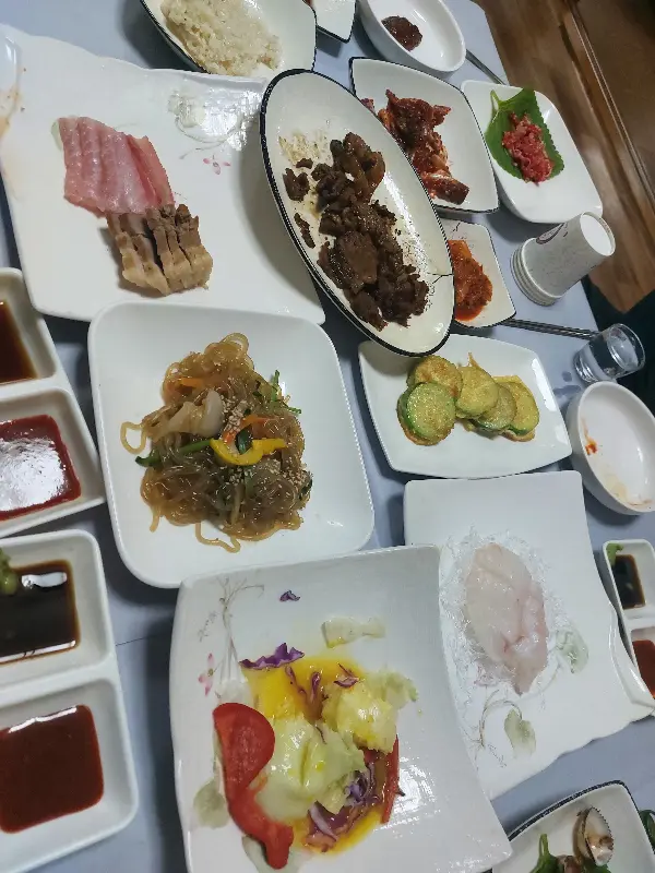 다양한 종류의 반찬들