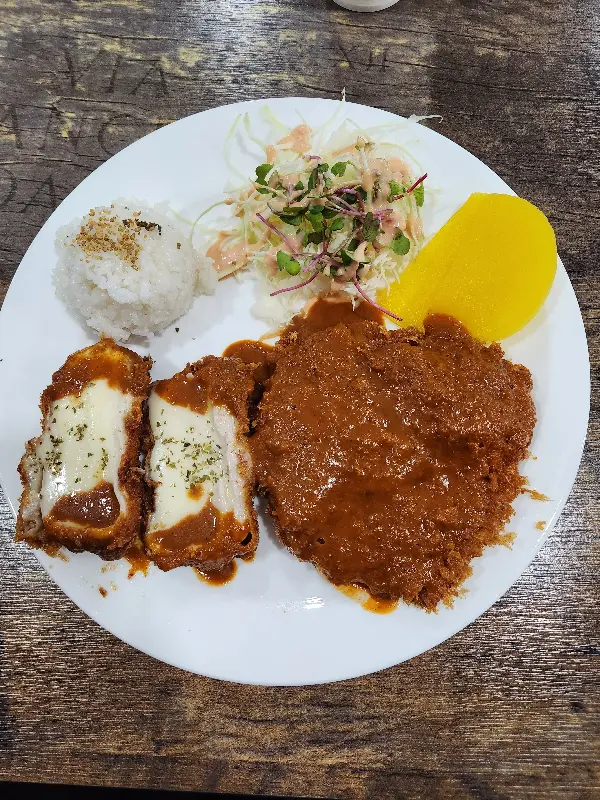 돈까스와 샐러드, 밥이 함께 제공되는 돈까스 정식