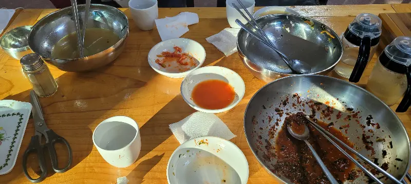 테이블에 놓인 양념통