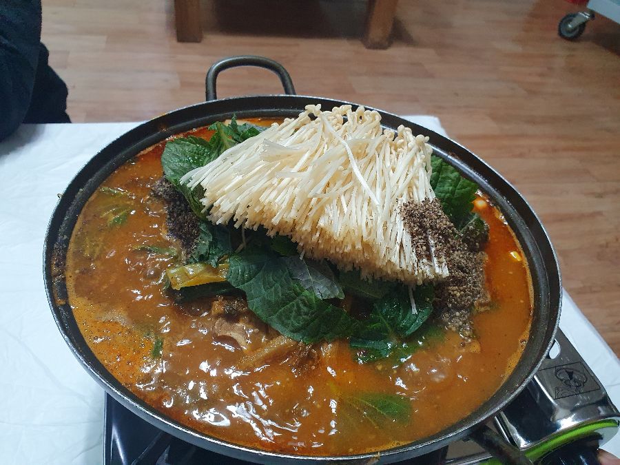 뚝배기 가득 담긴 감자탕