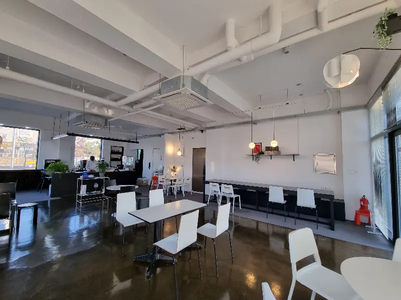 넓고 쾌적한 디포타커피 내부