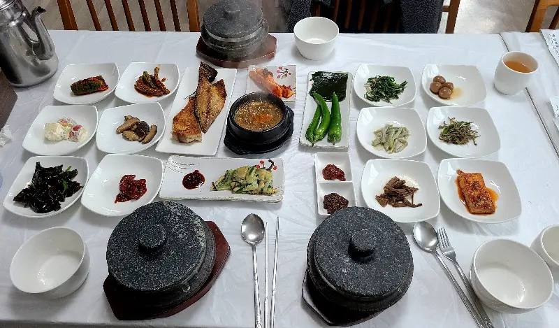 돌솥밥과 반찬