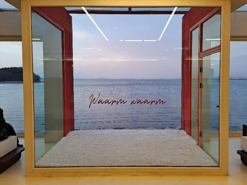 카페에서 바라본 아름다운 바다 풍경