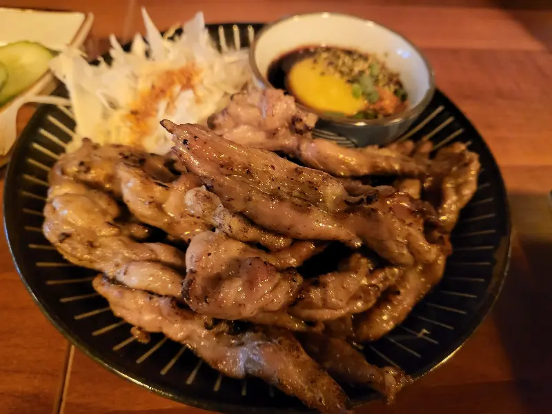 윤기가 흐르는 닭다리살 구이