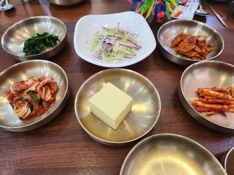 정갈하게 차려진 밑반찬들