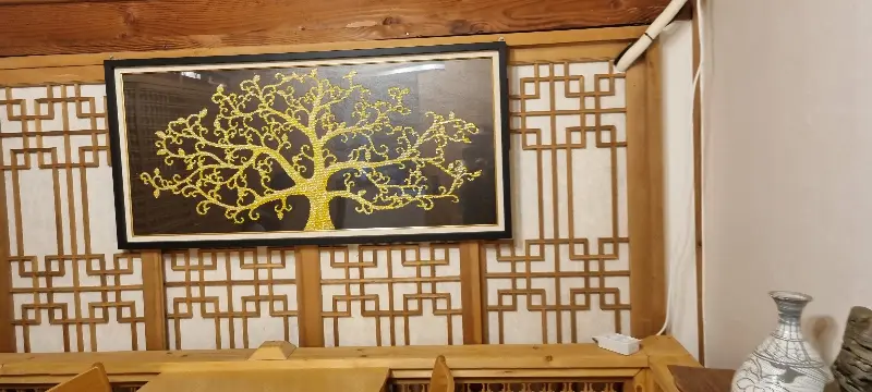 전통적인 그림이 걸린 벽면
