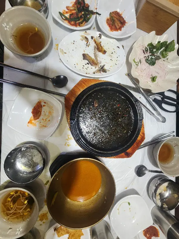 식사를 마친 후 깨끗하게 비워진 테이블