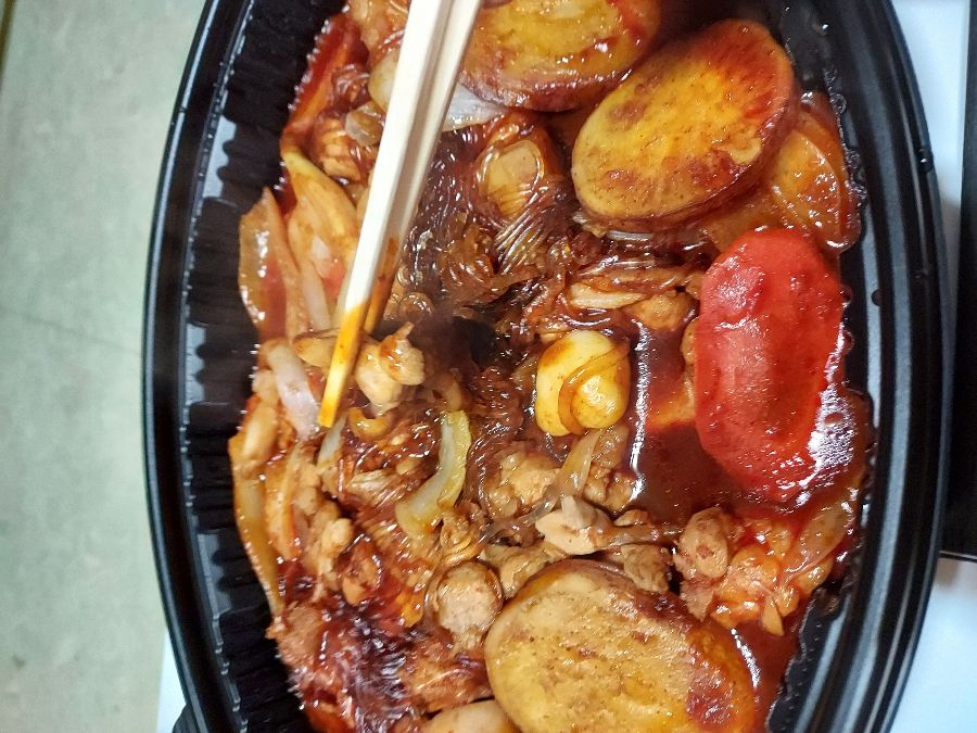 젓가락으로 든 찜닭