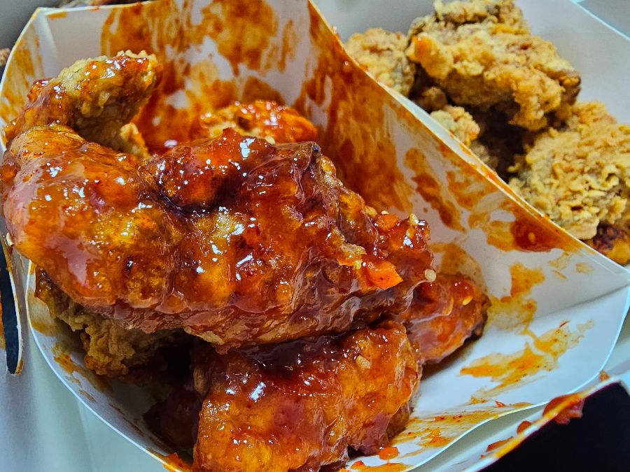 접시에 담긴 치킨 조각들