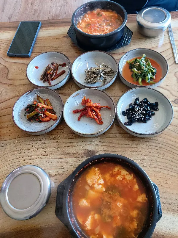 두부전골과 밑반찬 전체샷