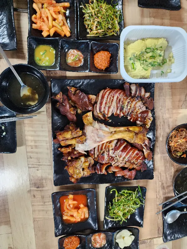 족발과 함께 제공되는 다양한 곁들임 메뉴들