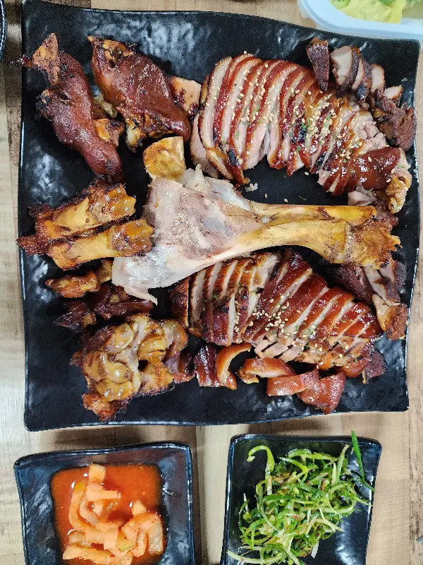 푸짐하게 담겨 나온 족발