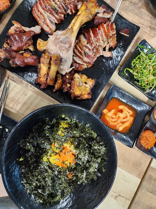 싱싱한 야채와 함께 제공되는 족발