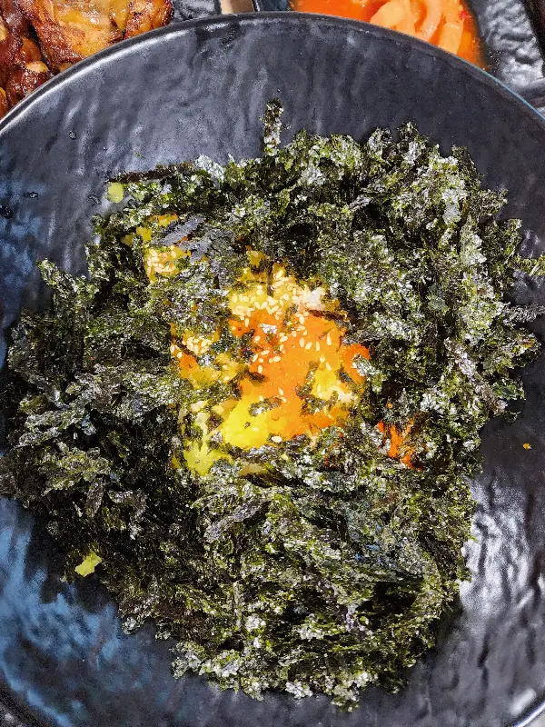 김가루와 참깨가 듬뿍 뿌려진 주먹밥