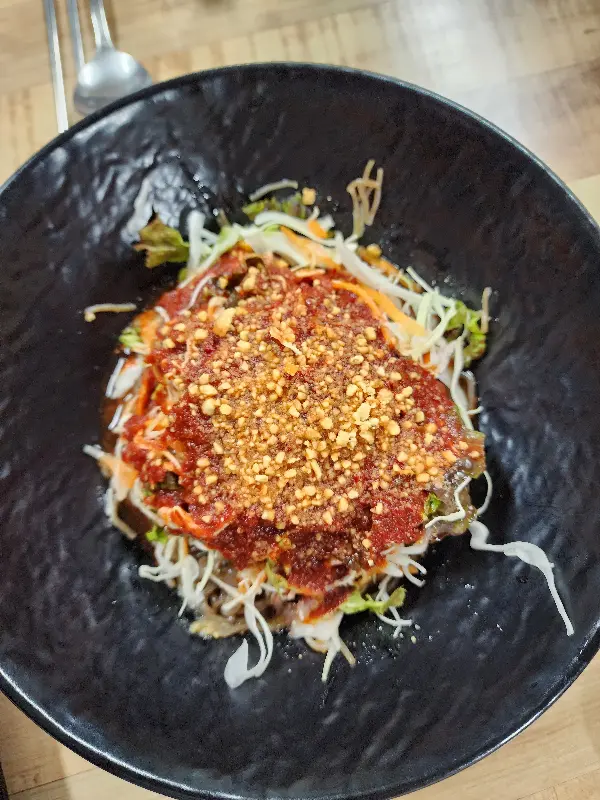 새콤달콤한 양념이 돋보이는 막국수