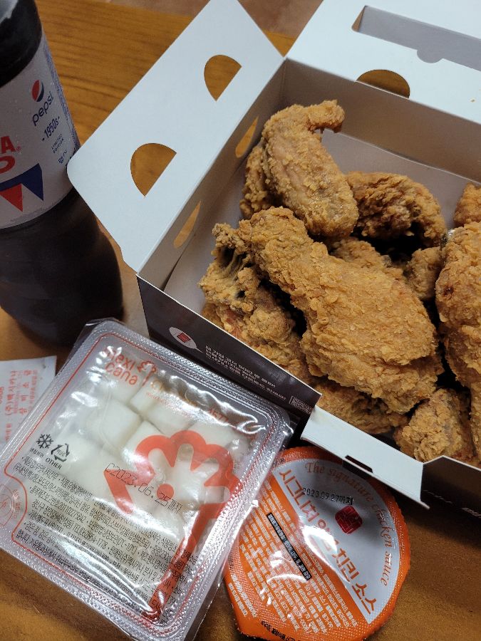 테이블 위에 놓인 치킨