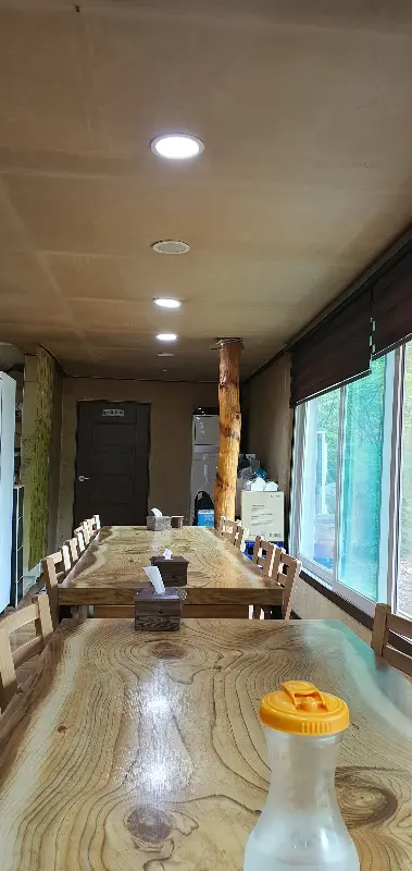 넓은 식당 내부