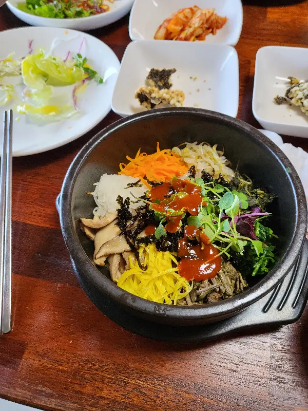 다채로운 색감의 비빔밥