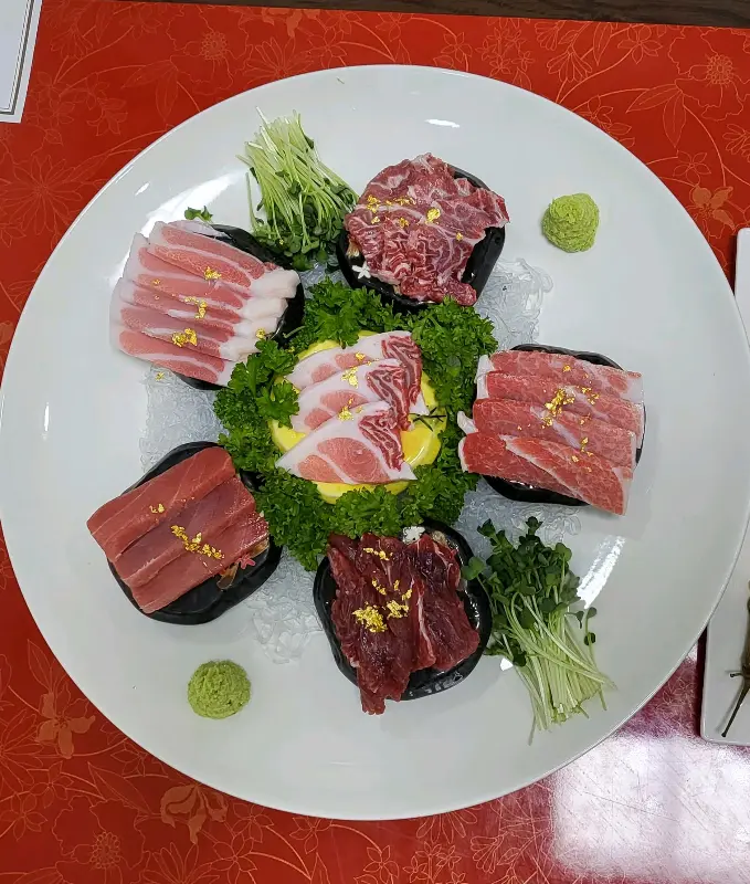 화려한 참치회 플레이팅