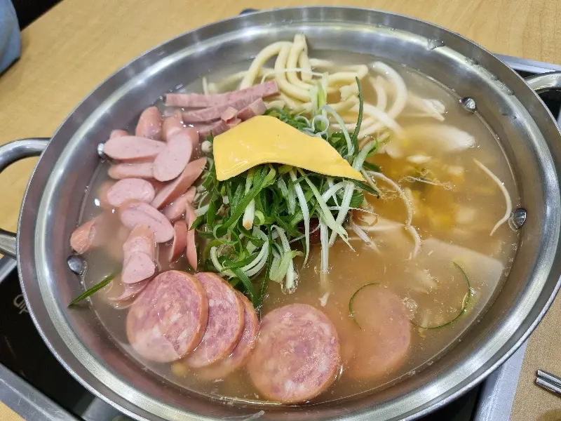 푸짐한 부대찌개의 모습