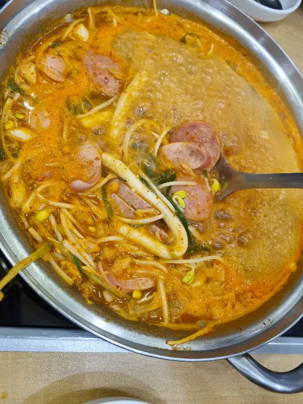 보글보글 끓는 부대찌개