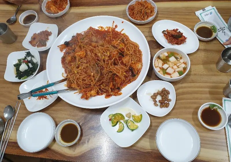 다채로운 밑반찬과 아구찜