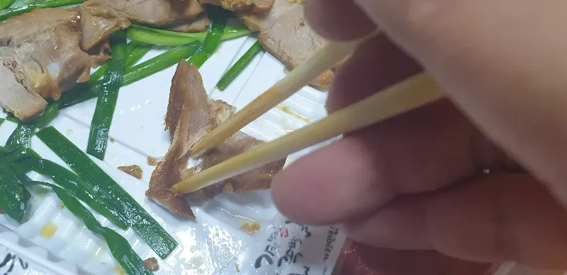 젓가락으로 족발을 집는 모습