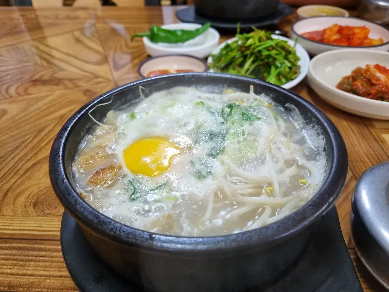 다양한 곁들임 반찬들의 모습