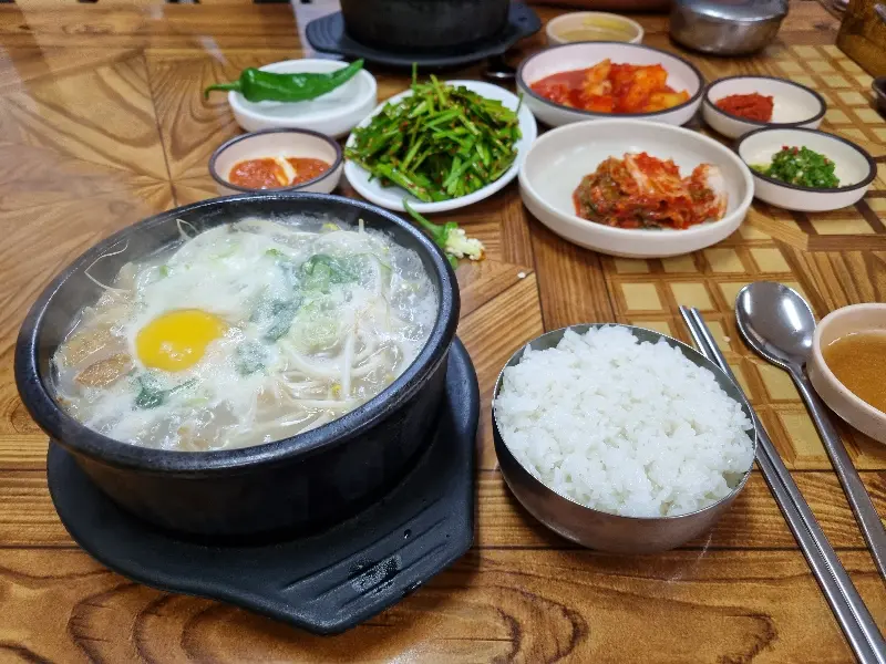 해장국에 계란이 들어간 모습
