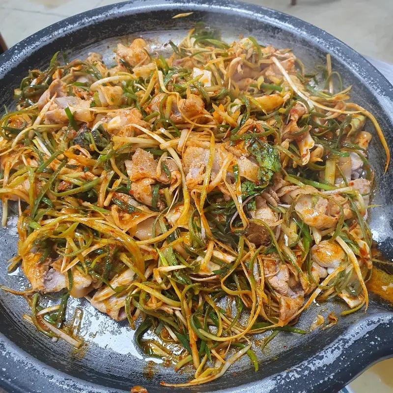 파채와 함께 볶아진 대패삼겹살