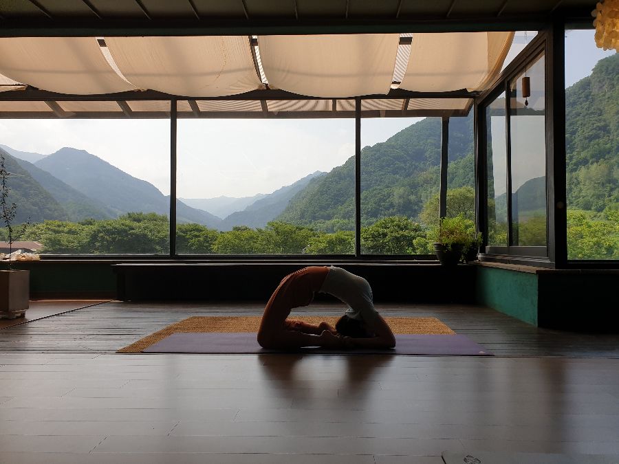 소백산 뷰를 바라보며 요가하는 모습