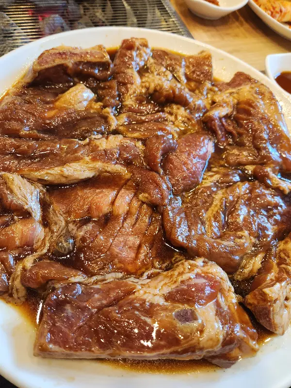 윤기가 흐르는 돼지갈비