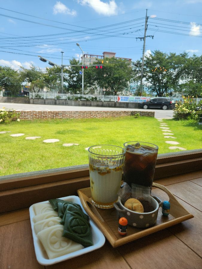 음료와 창밖 풍경