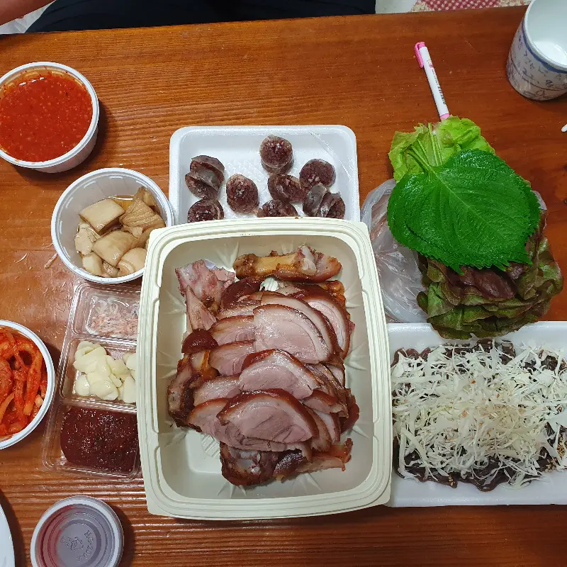 푸짐하게 차려진 한 상