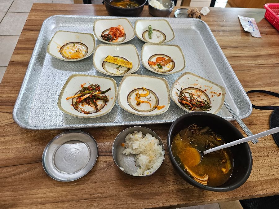 푸짐하게 차려진 한 상