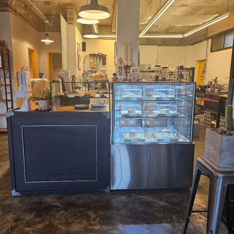 다양한 디저트가 진열된 쇼케이스