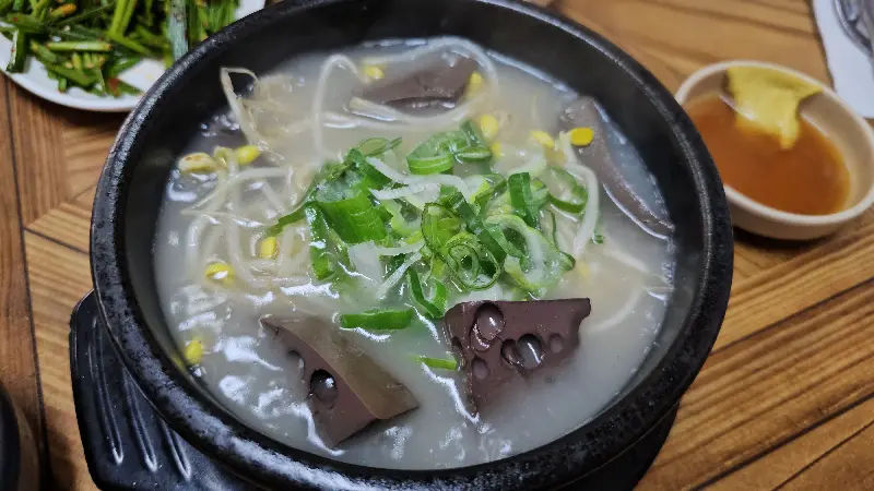 해장국에 밥을 말아먹는 모습