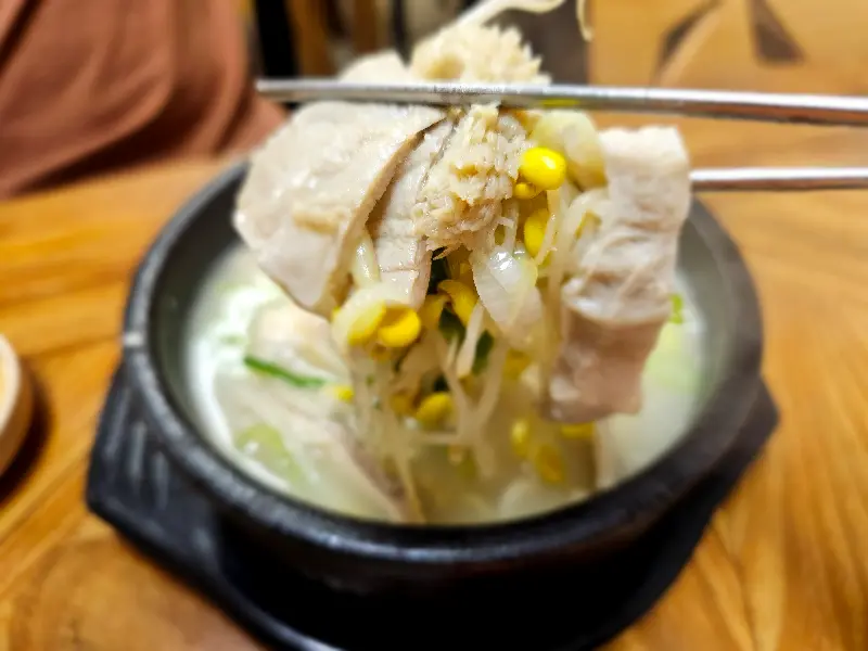 젓가락으로 내장을 들어올리는 모습