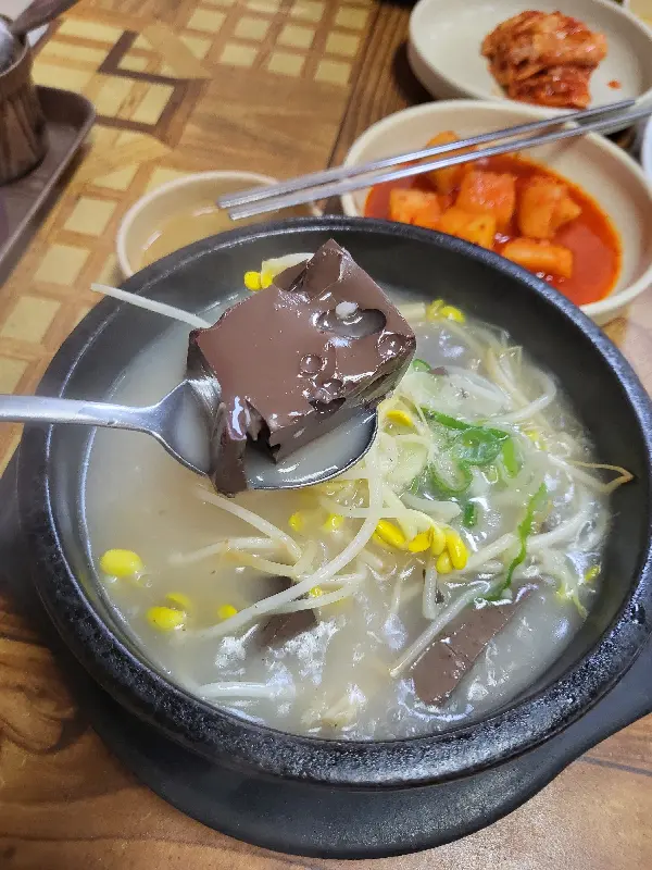 숟가락으로 뜬 해장국의 모습