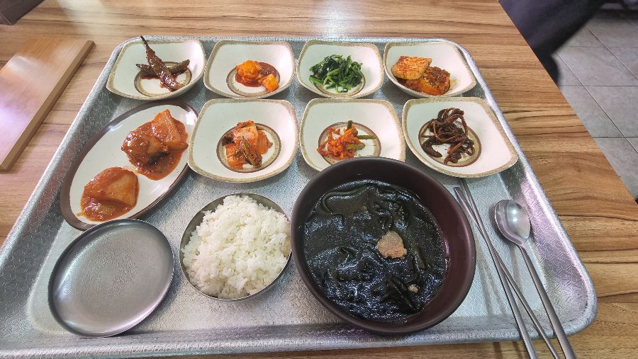 다양한 반찬들이 놓인 쟁반