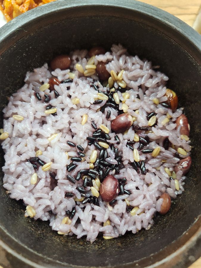 윤기가 흐르는 잡곡밥