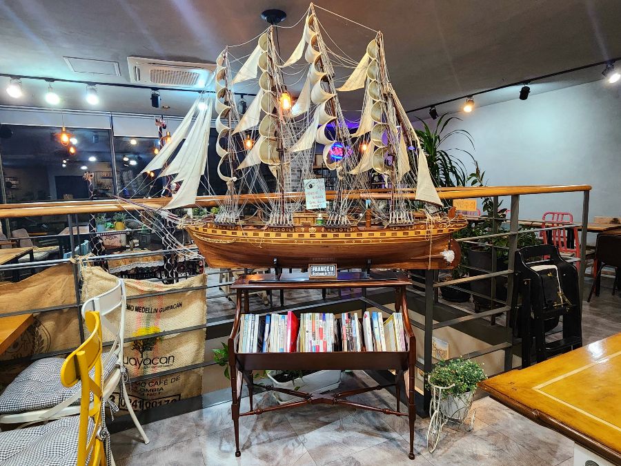 카페 내부의 배 모형