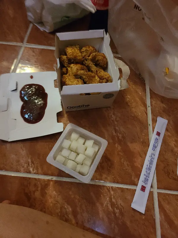 굽네치킨 포장 박스와 치킨 무