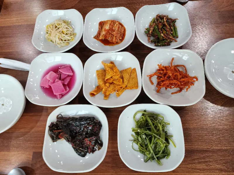 정갈하게 담긴 밑반찬들