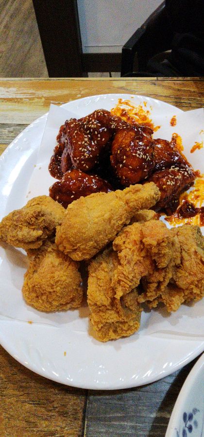 접시에 담긴 양념치킨과 후라이드 치킨