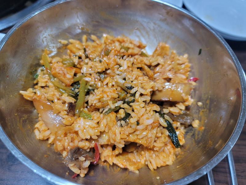 동태찌개에 밥을 비벼 먹는 모습