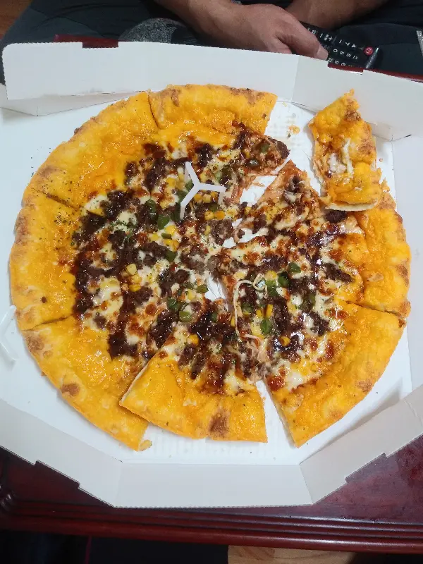 피자 한 조각을 맛있게 먹는 모습