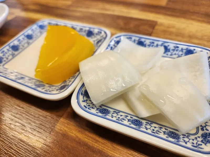 기본 반찬으로 제공되는 단무지와 양파