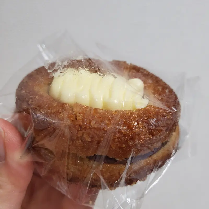 크림이 올라간 빵