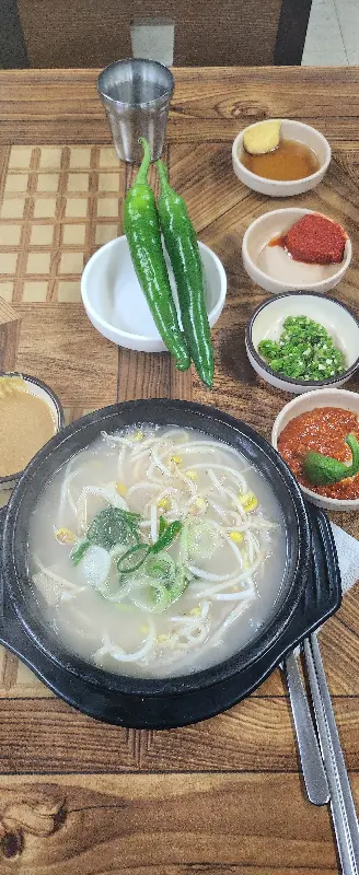 해장국과 함께 놓인 곁들임 반찬들